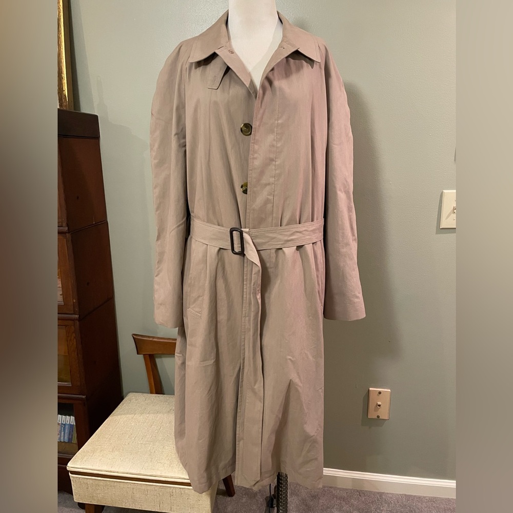 Men’s Jos A Banks classic trench with zip out lining. Size 42 Reg